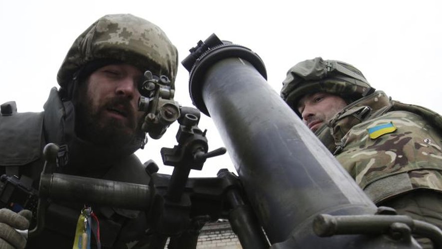 Des soldats ukrainiens positionnés le 8 décembre 2014 à Pisky dans la région de Donetsk