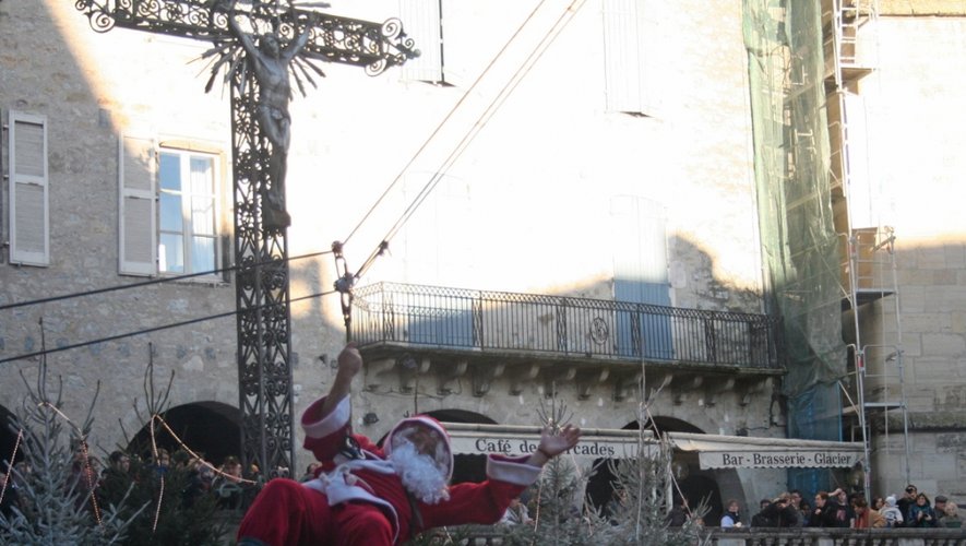 Le père Noël dévoilera cette année encore ses talents d'acrobates depuis la Collègiale. Rendez-vous dimanche 20 décembre à 16 heures.