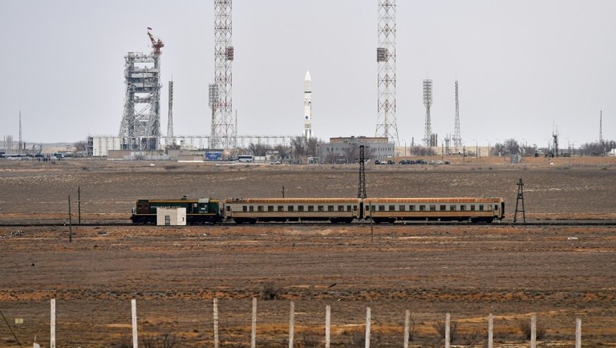 Un lanceur russe Proton-M transportant la fusée ExoMars 2016 sur le pas de tir de Baïkonour (Kazakhstan), le 14 mars 2016