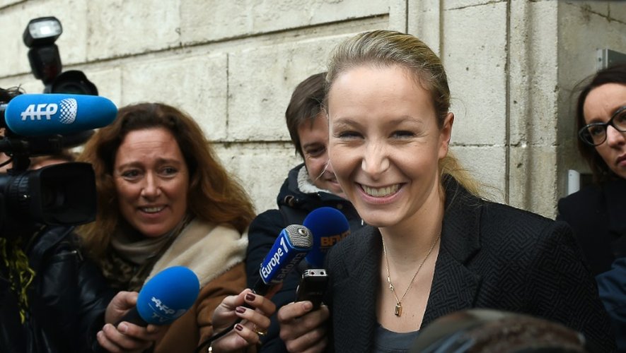 La vice-présidente du Front national Marion Maréchal Le Pen parle à la presse en quittant le bureau de vote de Carpentras le 6 décembre 2015