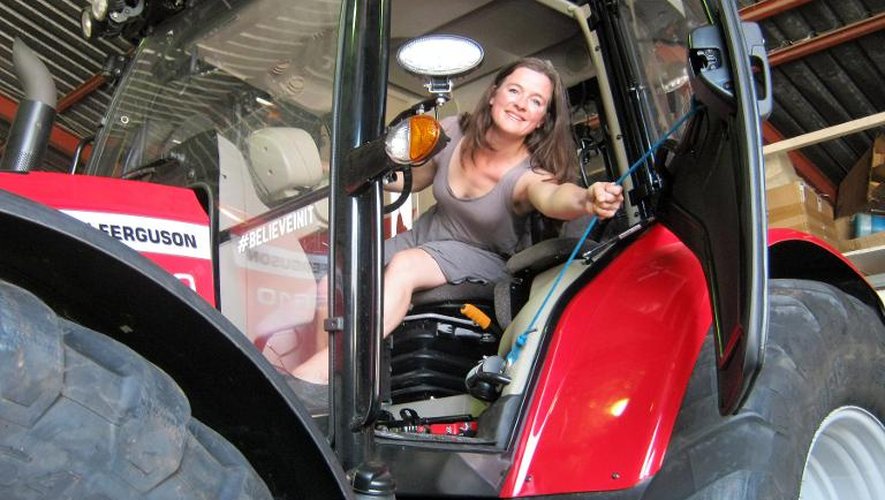 La Néerlandaise Manon Ossevoort sur son tracteur près de Malmesbury, dans l'ouest de l'Afrique du Sud, le 9 novembre 2014