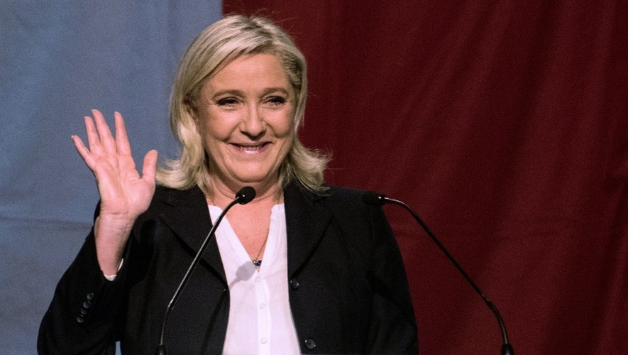 La présidente du Front National, Marine Le Pen réagit après l'annonce des résultats du 1er tour des élections régionales, le 6 décembre 2015 à Hénin-Beaumont en Picardie