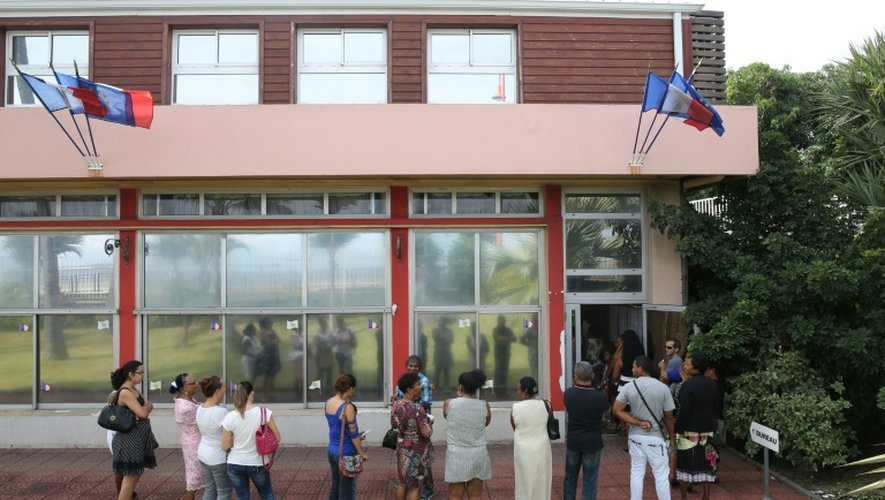Les électeurs attendent devant le bureau de vote, le 6 décembre 2015 à La Possession, à La Réunion