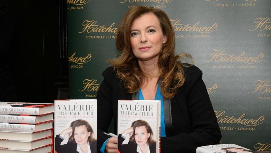 Valérie Trierweiler lors de la promotion de son livre "Merci pour ce moment" sur sa relation avec François Hollande, le 25 novembre 2014 dans une librairie de Londres