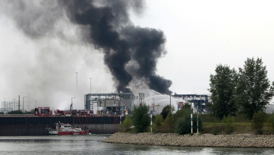 Intervention des pompiers après une explosion sur un site du chimiste BASF à Ludwigshafen dans l'ouest de l'Allemagne, le 17 octobre 2016