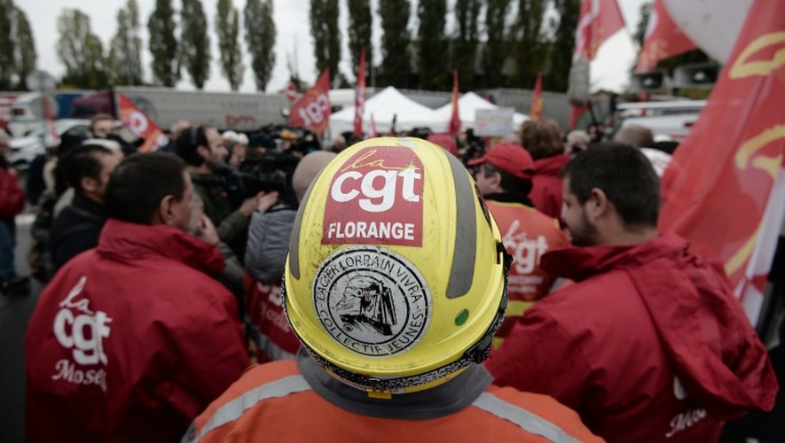 Des syndicalistes CGT d'ArcelorMittal réunis devant le site de Florange, avant l'arrivée de François Hollande, le 17 octobre 2016