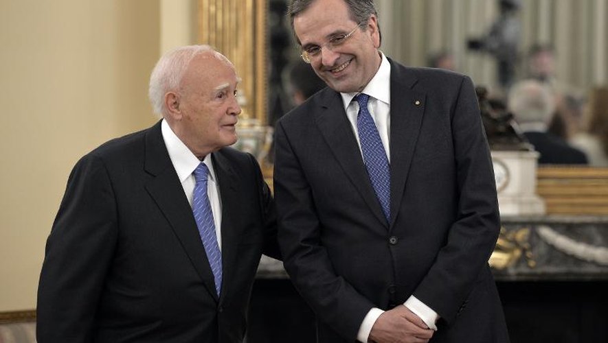 Le Premier ministre grec Antonis Samaras (d) et le président grec Carolos Papoulias lors d'une cérémonie à Athènes le 10 juin 2014