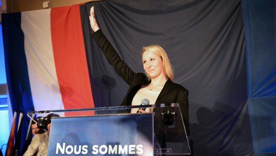 Marion Maréchal Le Pen fait un discours le 6 décembre 2015 au Pontet après l'annonce des résultats qui la place en tête avec 41% des voix en Paca