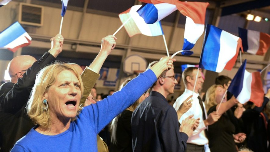 Des partisans de Marion Marechal Le Pen fêtent les résultats du premier tour au pontet le 6 décembre 2015