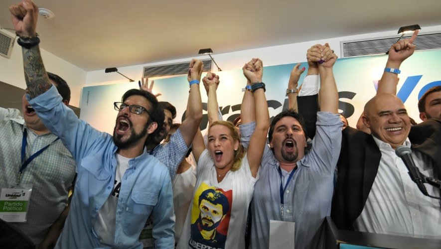 Des militants de l'opposition vénézuélienne dont Lilian Tintori, épouse du prisonnier politique, Leopoldo Lopez, célèbrent leur victoire à Caracas, le 6 décembre 2015