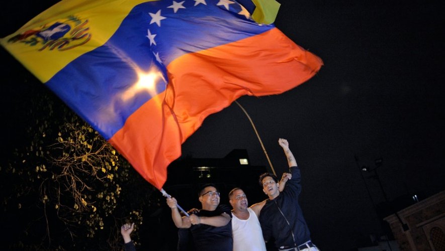 Joie des militants de l'opposition vénézuélienne après leur victoire aux élections parlementaires, à Caracas le 6 décembre 2015