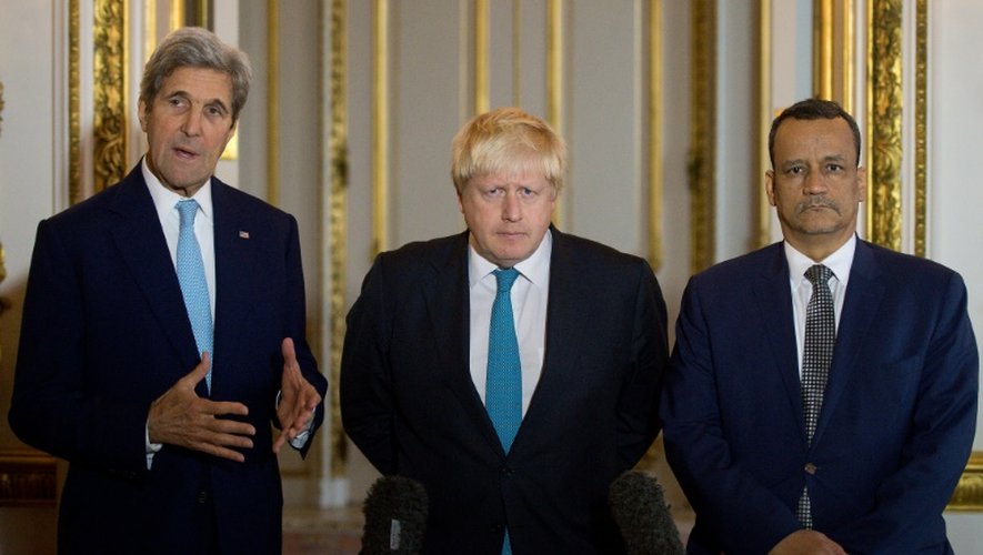 Le Secrétaire d'Etat américain John Kerry, le ministre des Affaires étrangères britannique Boris Johnson et le médiateur de l'ONU Ismaïl Ould Cheikh Ahmed, à Londres le 16 octobre 2016
