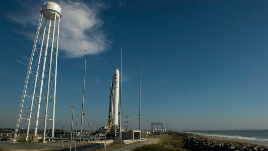 Cette photo tranmise par la Nasa montre la fusée Antares de la société américaine Orbital ATK et sa capsule non habitée Cygnus, dans le centre spatial de Wallops en Virginie à l'est des Etats-Unis, le 17 octobre 2016