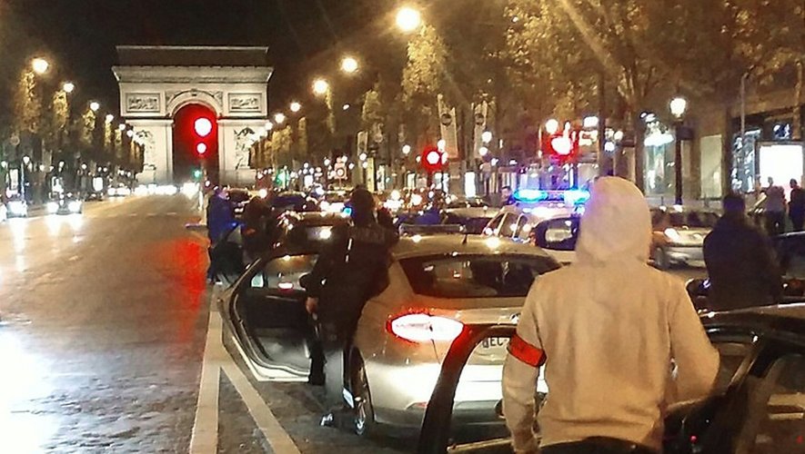 Environ 500 policiers se sont rassemblés sur les Champs-Elysées dans la nuit du 17 au 18 octobre 2016