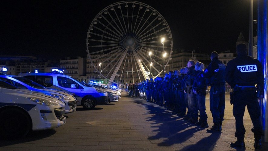 Une centaine de policiers manifestent sur le Vieux-Port à  Marseille, le 19 octobre 2016