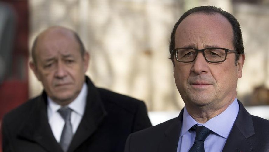 Le président de la République française François Hollande en compagnie de son ministre de la Défense Jean-Yves Le Drian le 9 décembre 2014 à Paris