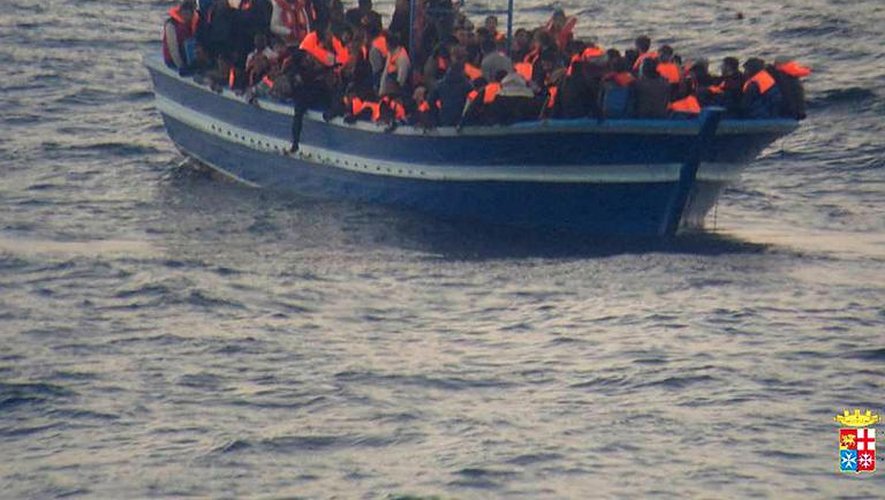 Photo publiée par la Marine italienne le 18 mars 2014 et prise la veille, montrant des migrants sur un bateau pendant une opération de secours  près de l'île italienne de Lampedusa, en Méditerranée