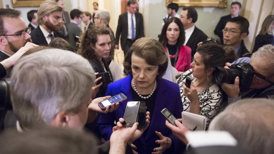 La sénatrice Dianne Feinstein, présidente de la commission du renseignement, répond aux journalistes, le 9 décembre 2014 à Washington, après la publication d'un rapport sur la torture par la CIA