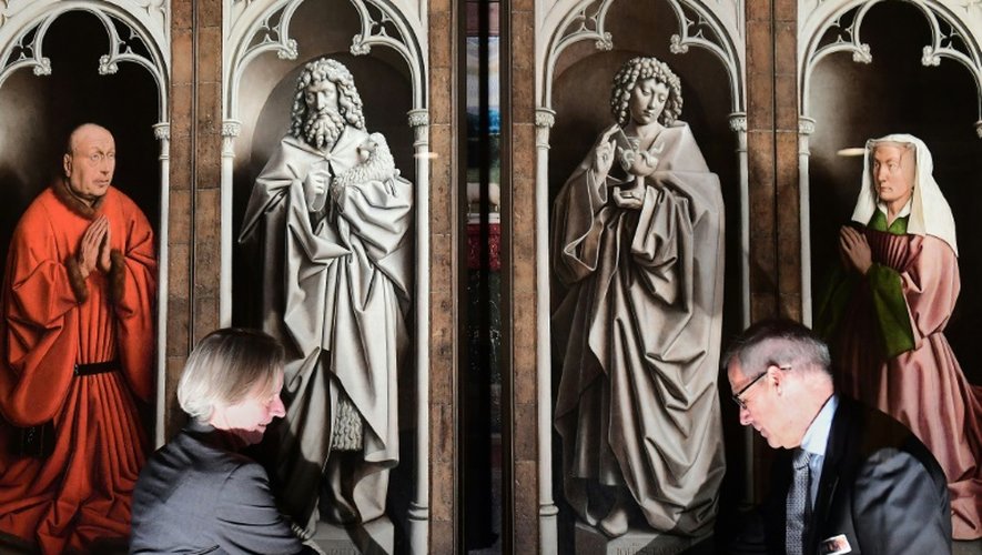 "L'Adoration de l'Agneau mystique", chef-d'oeuvre de la peinture primitive flamand, lors de sa présentation  après sa restauration le 12 octobre 2016  à la cathédrale Saint Bavo à Gand