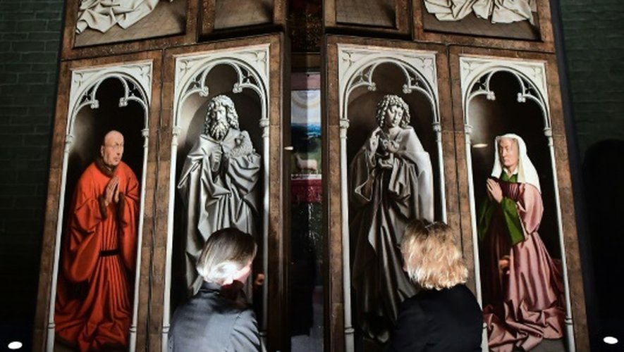 "L'Adoration de l'Agneau mystique", chef-d'oeuvre de la peinture primitive flamand, lors de sa présentation  après sa restauration le 12 octobre 2016  à la cathédrale Saint Bavo à Gand