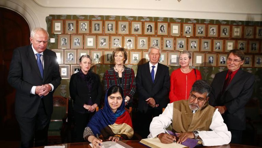 La jeune Pakistanaise Malala et l'Indien Kailash Styarthi, Prix Nobel de la Paix 2014, signent le livre d'or des Nobel, le 9 décembre 2014 à Oslo