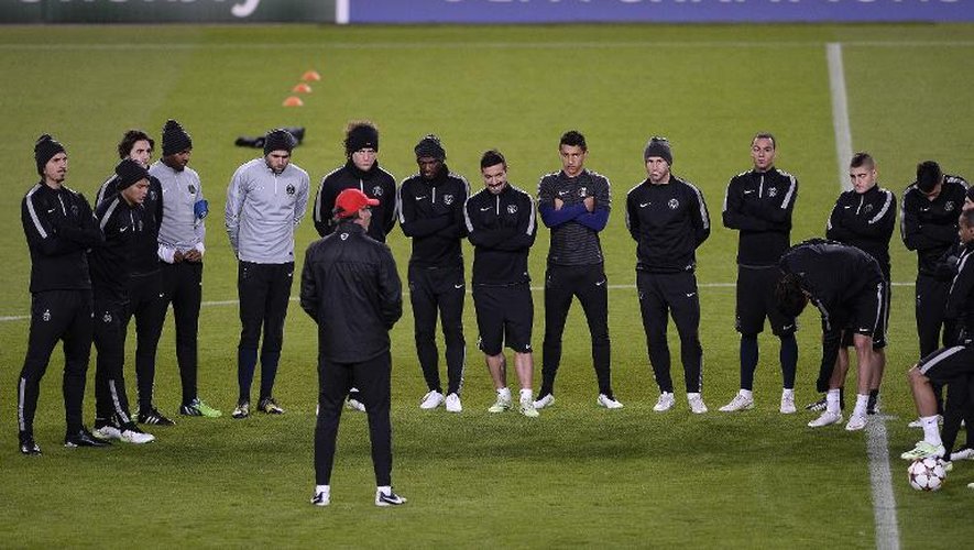 Les joueurs du Paris Saint-Germain écoutent leur entraîneur pendant une séance d'entraînement au stade Camp Nou de Barcelone, le 9 décembre 2014
