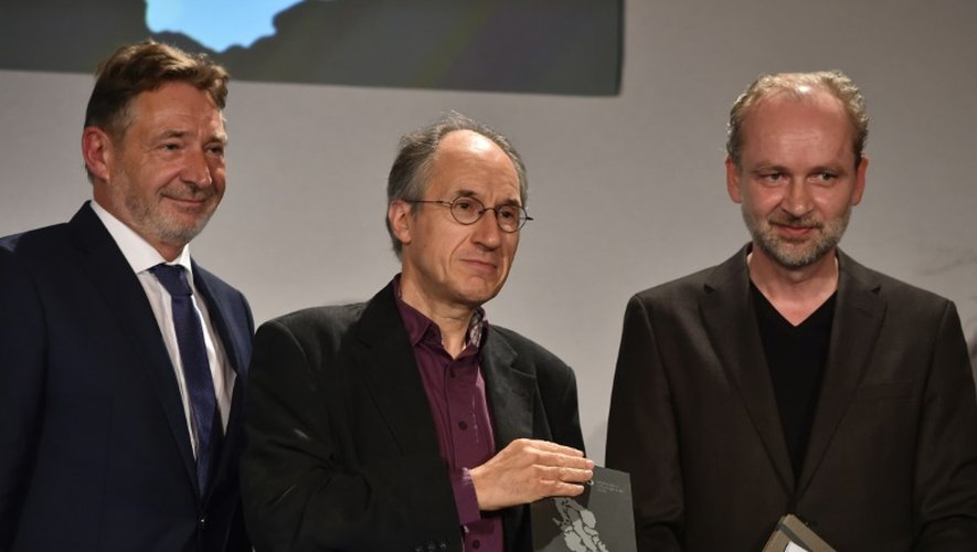 L'auteur allemand Ferdinand von Schirach (d) avec le rédacteur en chef de Charlie Hebdo (c) à Postdam le 17 septembre 2015