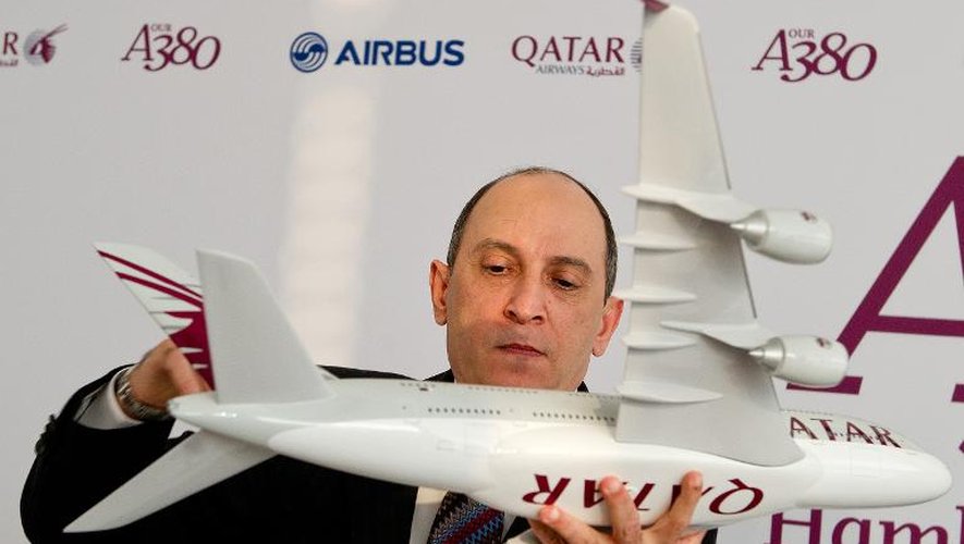 Akbar Al Baker, PDG de Qatar Airways, examine une maquette d'Airbus A380, à Hambourg, le 16 septembre 2014