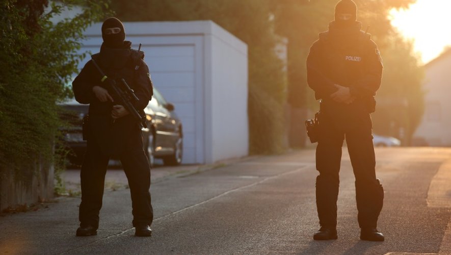 Des policiers allemands bloquent une rue près d'un centre pour réfugiés où vivait un Syrien qui a posé une bombe près d'un festival de musique à Ansbach