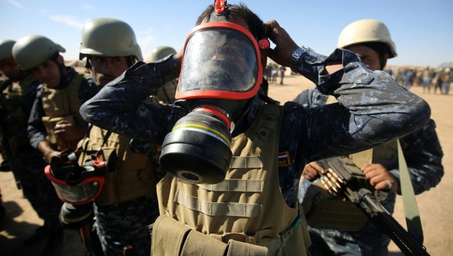 Des policiers irakiens se préparent à l'offensive pour reprendre Mossoul le 16 octobre 2016 à Qayyarah