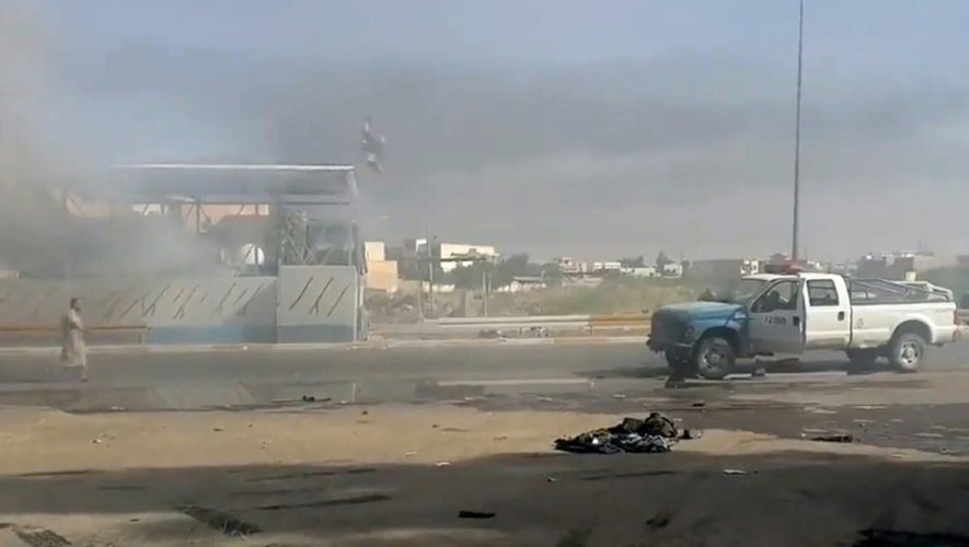 Capture d'écran d'une video de Youtube publiée le 11 juin 2014 d'un  véhicule détruit de l'armée irakienne à Mossoul