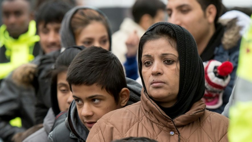 Des demandeurs d'asile attendent le 2 décembre 2015 d'être enregistrés à Giessen, dans l'ouest de l'Allemagne
