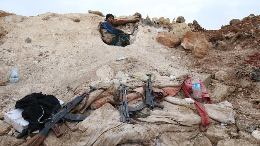 Un combattant rebelle se repose entre deux combats contre les forces gouvernementales syriennes non loin d'alep le 10 décembre