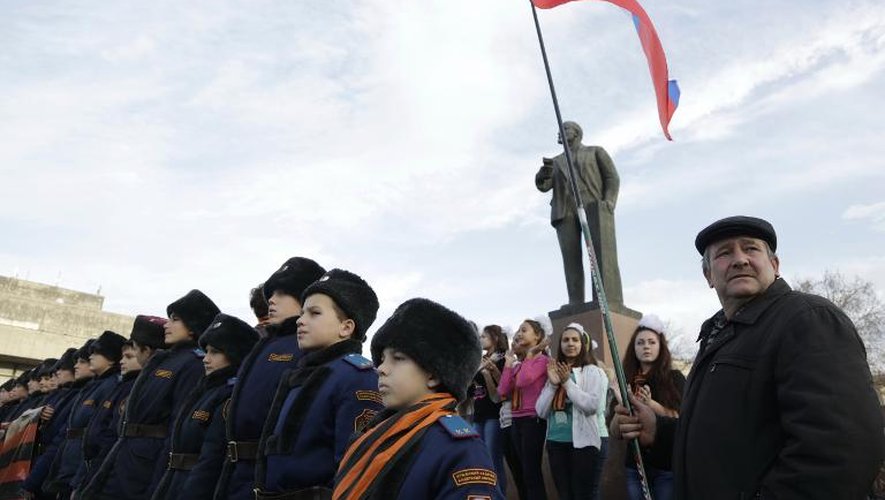 De jeunes cosaques criméens au garde-à-vous devant la statue de Lénin dans le centre de Simferopol le 9 décembre 2014