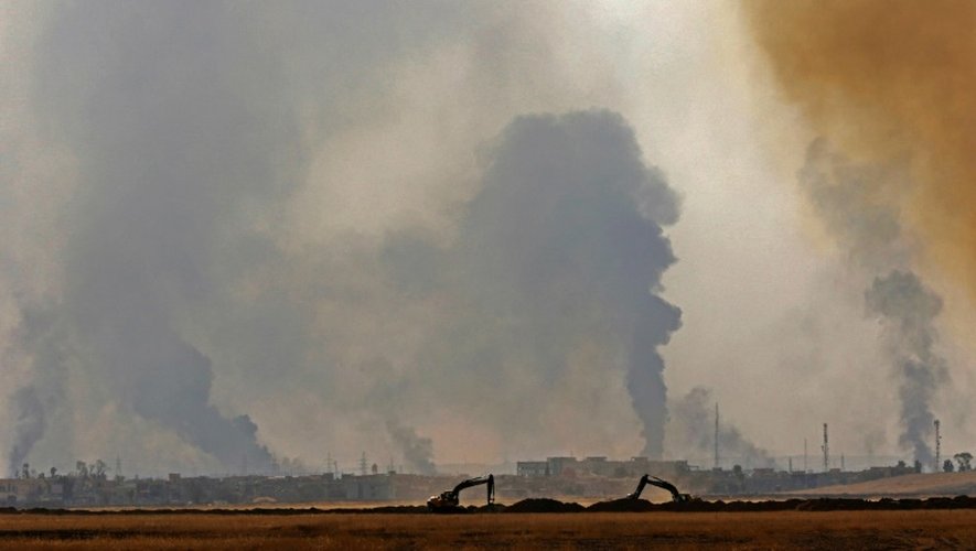 De la fumée s'élève de Nineveh après une opération des forces irakiennes contre l'EI, le 18 octobre 2016