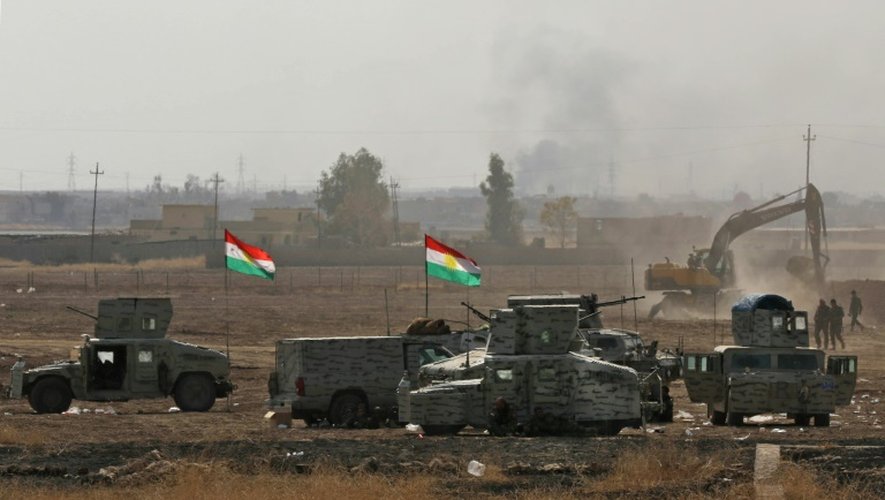Les forces irakiennes et peshmergas déployées dans un village à 35 km à l'est de Mossoul, le 18 octobre 2016