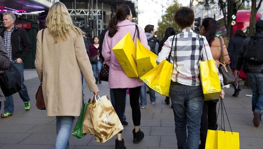 Des femmes font du shopping dans le centre de Londres, le 28 novembre 2014