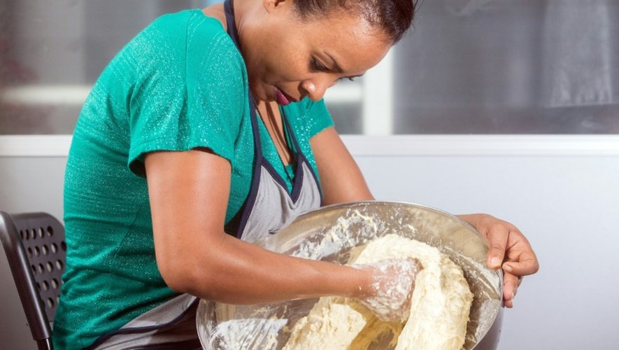 Chichi Amare, originaire d'Ethiopie, prépare sa pate, le 27 octobre 2015 dans une cuisine de Zagreb