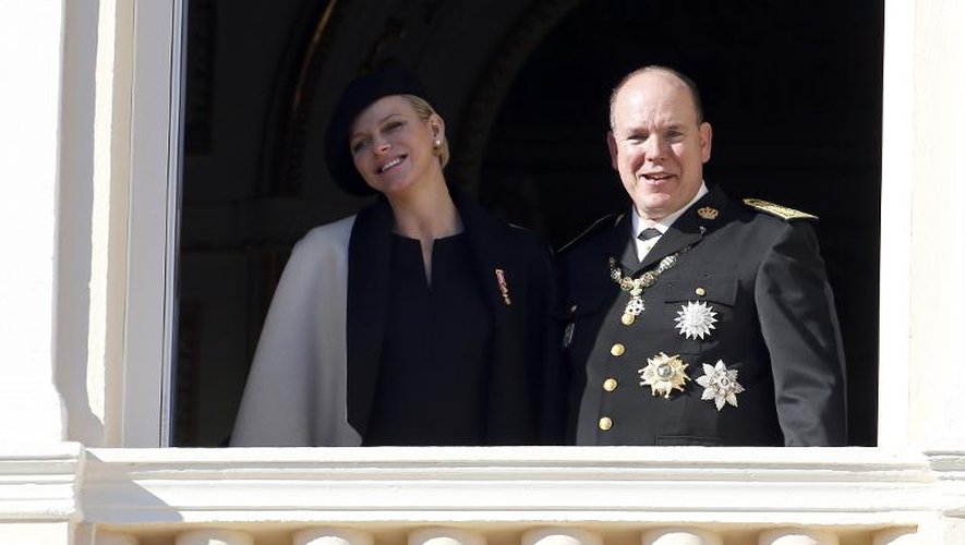 Le prince Albert II de Monaco et son épouse Charlène, le 19 novembre 2014 au balcon du palais royal
