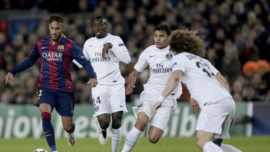 L'attaquant de Barcelone Neymar prend de vitesse la défense du PSG en Ligue des champions, le 10 décembre 2014 au Camp Nou
