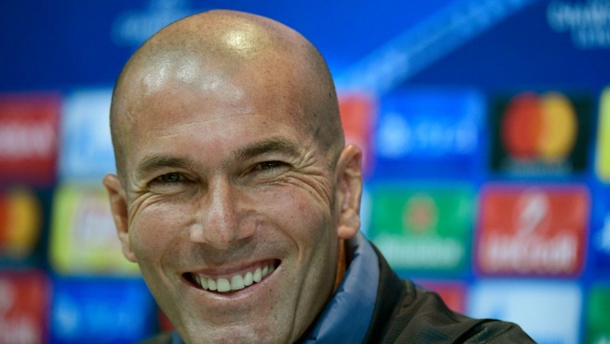 L'entraîneur du Real Zinédine Zidane en conférence de presse à Madrid le 17 octobre 2016