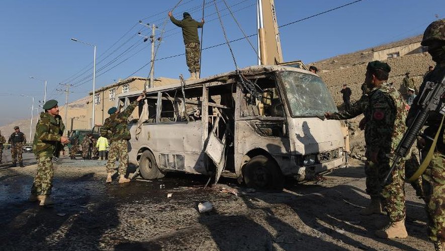 Un bus de l'armée touché par un attentat suicide le 11 décembre 2014 dans le quartier de Tangi Tarakhil, près de Kaboul