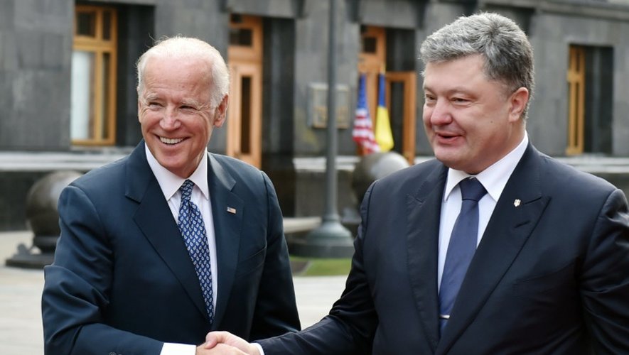 Poignée de mains entre le vice-président américain Joe Biden (g) et le président ukrainien Petro Porochenko, le 7 décembre 2015 à Kiev
