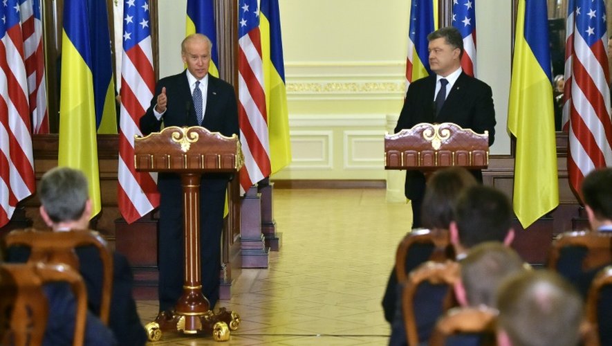 Le vice-président américain Joe Biden (g) et le président ukrainien Petro Porochenko, le 7 décembre 2015 à Kiev