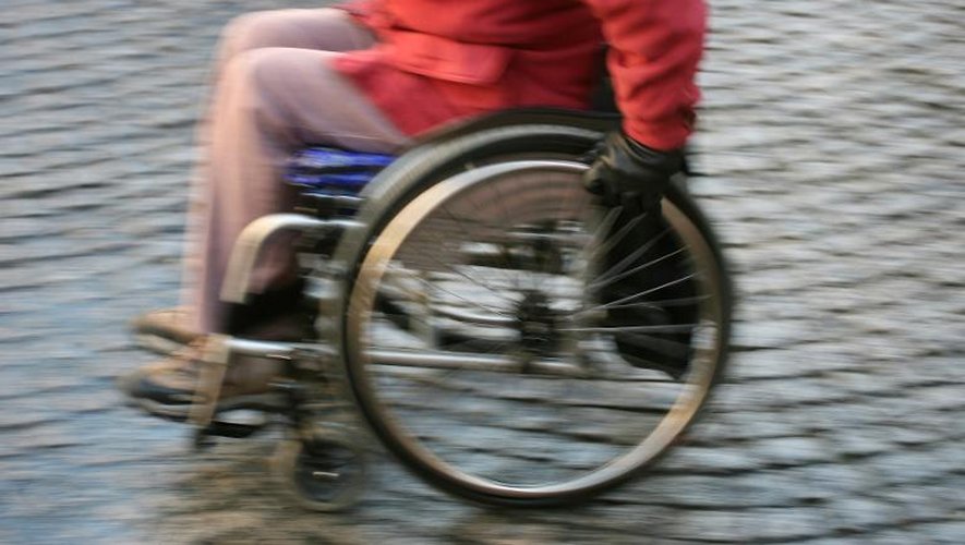 Une personne en fauteuil roulant lors d'une manifestation  à l'appel de neuf associations de handicapés, le 12 décembre 2006 à Paris