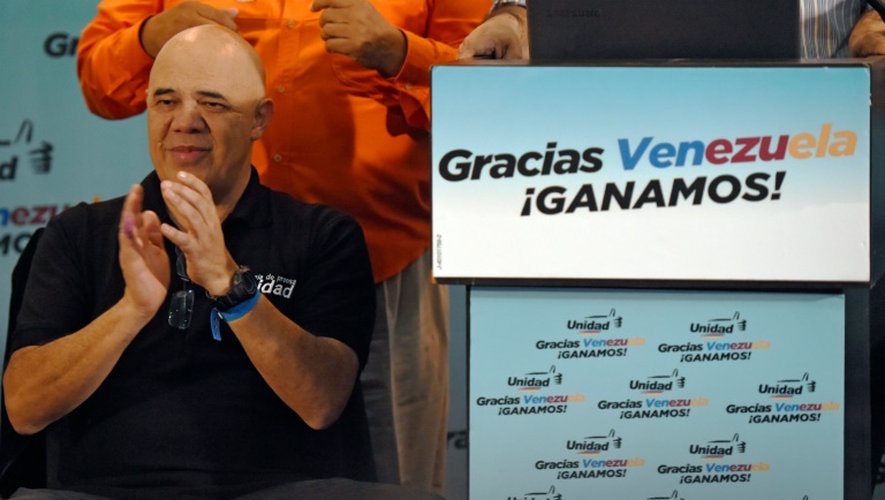 Jesus "Chuo" Torrealba, porte-parole de la coalition de la Table de l'unité démocratique lors d'une conférence de presse à Caracas le 7 décembre 2015