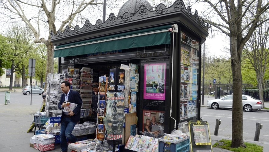 Un kiosque à journaux à Paris, le 16 avril 2013.