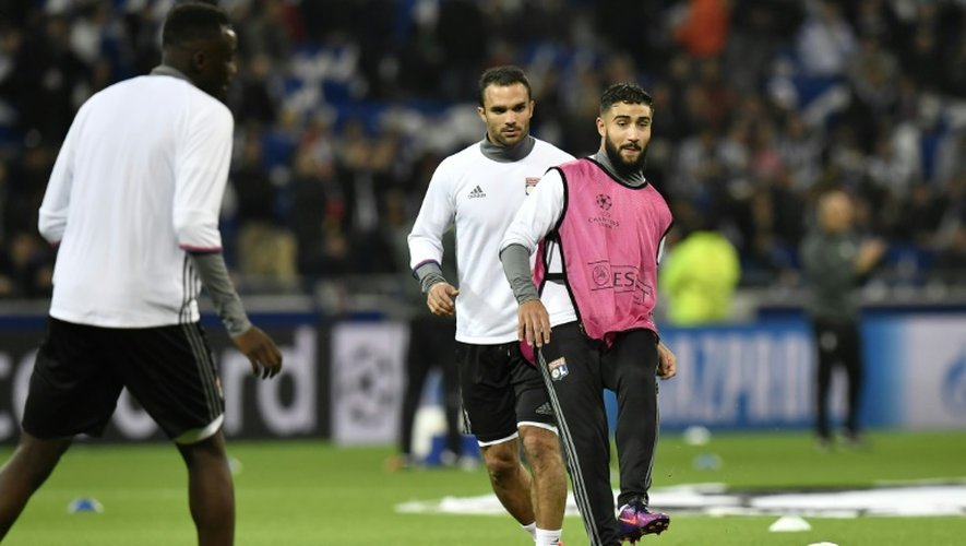 L'attaquant lyonnais Nabil Fekir (chasuble) et ses coéquipiers à l'échauffement avant d'affronter la Juventus au Parc OL, le 18 octobre 2016