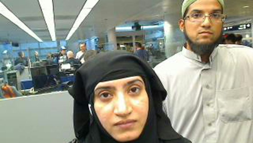 Les deux tueurs de San Bernardino Syed Farook (g) et sa femme Tashfeen Malik en transit à la douane de l'aéroport international de Chicago, le 27 juillet 2014