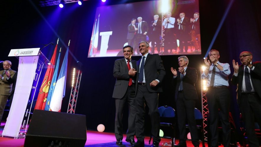 L'ancien Premier ministre français François Fillon (LR, à g) et le candidat aux régionales en Normandie Hervé Morin (c) durant une réunion publique le 7 décembre 2015 à Caen